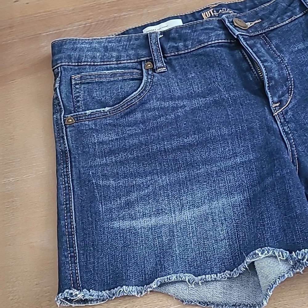 Kut from the Kloth Medium Dark Wash Gidget Fray Jean Short Size 10 - Picture 2 of 7